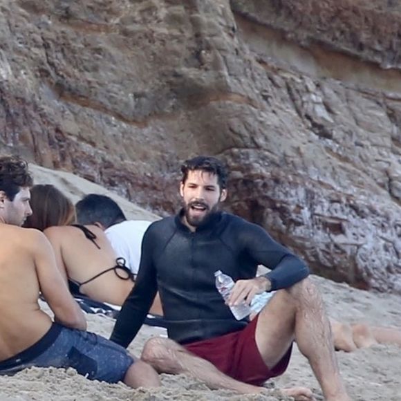 Exclusif - David Duchovny et sa jeune compagne Monique Pendleberry passent une journée ensoleillée entre amis sur une plage à Malibu le 19 août 2018