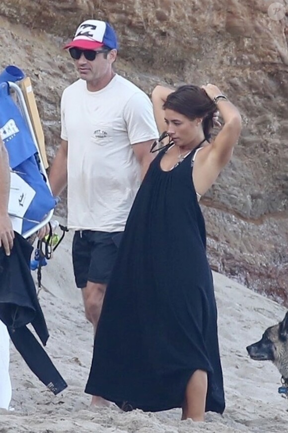 Exclusif - David Duchovny et sa jeune compagne Monique Pendleberry passent une journée ensoleillée entre amis sur une plage à Malibu le 19 août 2018