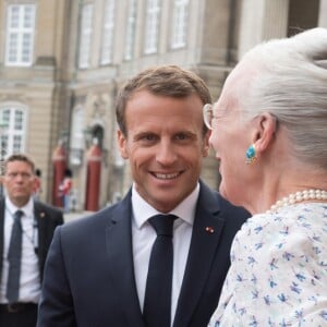 La première dame Brigitte Macron et le président Emmanuel Macron saluent la reine Margrethe II de Danemark au palais d'Amalienborg à Copenhague le 28 août 2018. © Jacques Witt / Pool / Bestimage