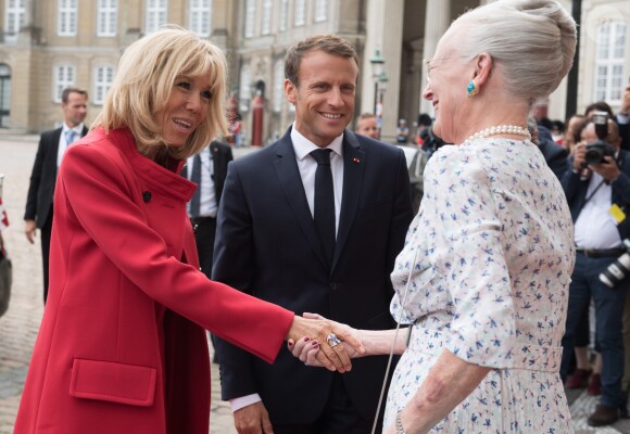 La première dame Brigitte Macron et le président Emmanuel Macron saluent la reine Margrethe II de Danemark au palais d'Amalienborg à Copenhague le 28 août 2018. © Jacques Witt / Pool / Bestimage