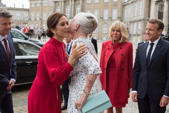 La princesse Mary de Danemark salue sa belle-mère la reine Margrethe II au palais d'Amalienborg à Copenhague le 28 août 2018 lors de la visite officielle d'Emmanuel et Brigitte Macron. © Jacques Witt / Pool / Bestimage