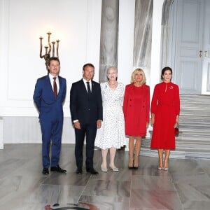 Le prince Frederik de Danemark, le président Emmanuel Macron, S.M la reine Margrethe II de Danemark, Brigitte Macron, la princesse Mary de Danemark - SM la reine de Danemark accueille le couple présidentiel français au palais d'Amalienborg à Copenhague le 28 août 2018. © Dominique Jacovides / Bestimage  Queen Margrethe II of Denmark welcomes french president and his wife at Amalienborg castle in Copenhagen on August 28, 2018.28/08/2018 - Copenhague