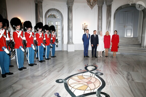 Le prince Frederik de Danemark, le président Emmanuel Macron, S.M la reine Margrethe II de Danemark, Brigitte Macron, la princesse Mary de Danemark - SM la reine de Danemark accueille le couple présidentiel français au palais d'Amalienborg à Copenhague le 28 août 2018. © Dominique Jacovides / Bestimage  Queen Margrethe II of Denmark welcomes french president and his wife at Amalienborg castle in Copenhagen on August 28, 2018.28/08/2018 - Copenhague