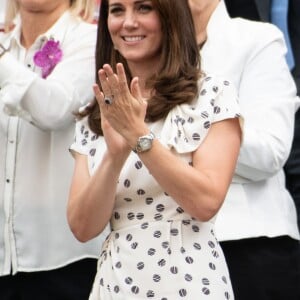 Catherine (Kate) Middleton, duchesse de Cambridge et M. Markle, duchesse de Sussex assistent au match de tennis Nadal contre Djokovic lors du tournoi de Wimbledon, le 14 juillet 2018.