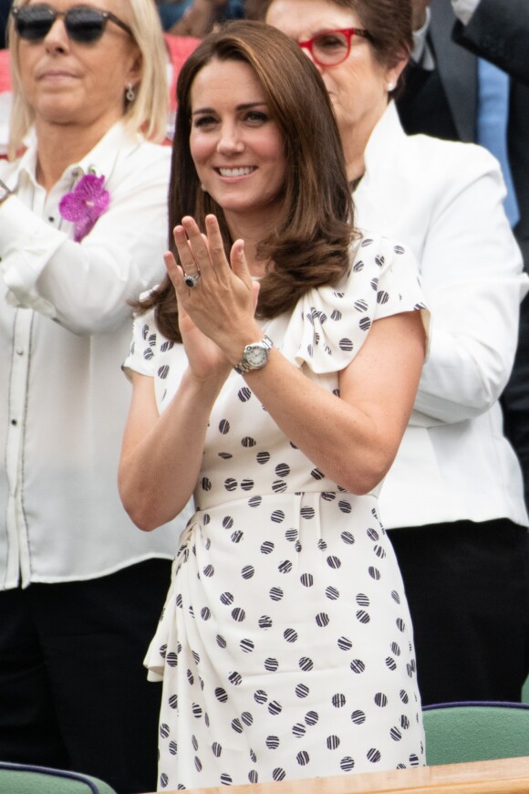 Catherine (Kate) Middleton, duchesse de Cambridge et M. Markle, duchesse de Sussex assistent au match de tennis Nadal contre Djokovic lors du tournoi de Wimbledon, le 14 juillet 2018.