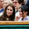 Catherine (Kate) Middleton, duchesse de Cambridge et Meghan Markle, duchesse de Sussex assistent au match de tennis Nadal contre Djokovic lors du tournoi de Wimbledon "The Championships" le 14 juillet 2018.