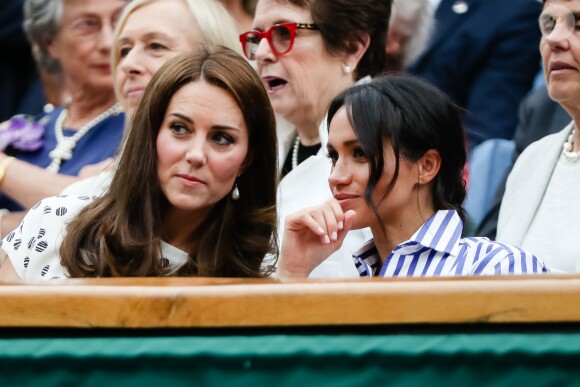 Catherine (Kate) Middleton, duchesse de Cambridge et Meghan Markle, duchesse de Sussex assistent au match de tennis Nadal contre Djokovic lors du tournoi de Wimbledon "The Championships" le 14 juillet 2018.