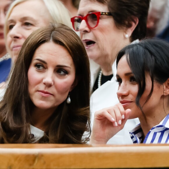 Catherine (Kate) Middleton, duchesse de Cambridge et Meghan Markle, duchesse de Sussex assistent au match de tennis Nadal contre Djokovic lors du tournoi de Wimbledon "The Championships" le 14 juillet 2018.