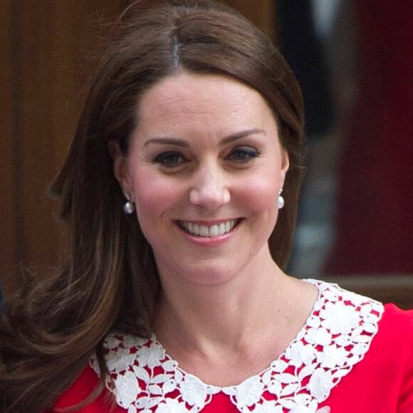 Le prince William, duc de Cambridge arrive avec ses enfants le prince George de Cambridge et la princesse Charlotte de Cambridge à l'hôpital St Marys après que sa femme Catherine (Kate) Middleton, duchesse de Cambridge ait donné naissance à leur troisième enfant à Londres le 23 avril 2018.