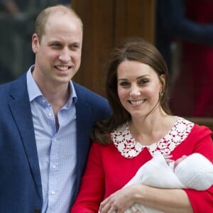 Le prince William, duc de Cambridge arrive avec ses enfants le prince George de Cambridge et la princesse Charlotte de Cambridge à l'hôpital St Marys après que sa femme Catherine (Kate) Middleton, duchesse de Cambridge ait donné naissance à leur troisième enfant à Londres le 23 avril 2018.