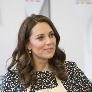 Kate Catherine Middleton (enceinte), duchesse de Cambridge, assiste aux préparatifs du grand déjeuner pour le Commonwealth au centre St Luke's Community à Londres. Le 22 mars 2018.