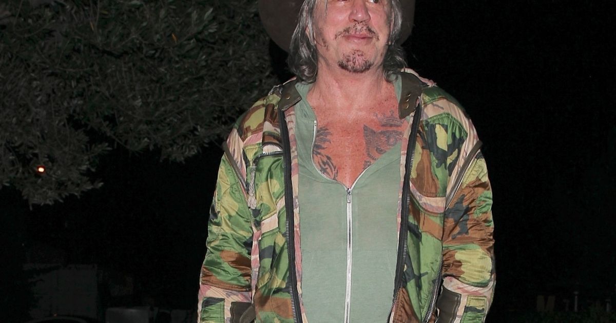 Exclusif - Mickey Rourke discute avec un fan à la sortie d'un Staples ...