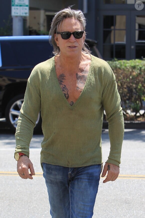 Mickey Rourke retrouve des amis à la sortie d'un salon de coiffure à Beverly Hills, le 17 juillet 2018.