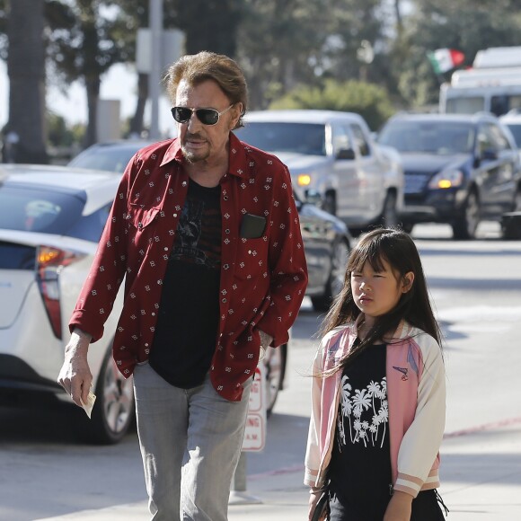 Johnny Hallyday avec sa femme Laeticia, leurs filles Jade et Joy, Marie Poniatowski avec son mari Pierre Rambaldi et leur fille Tess, à Santa Monica, le 1er avril 2017.