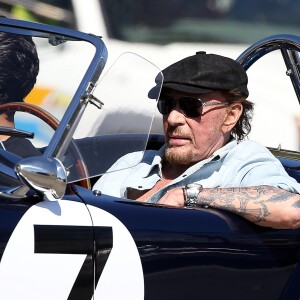 Johnny Hallyday accompagné de Maxim Nucci (Yodelice), arrive au restaurant "Soho House" à Malibu, au volant de son cabriolet AC Cobra marqué de son chiffre porte-bonheur, le numéro 7. Malibu, le 09 mars 2017.