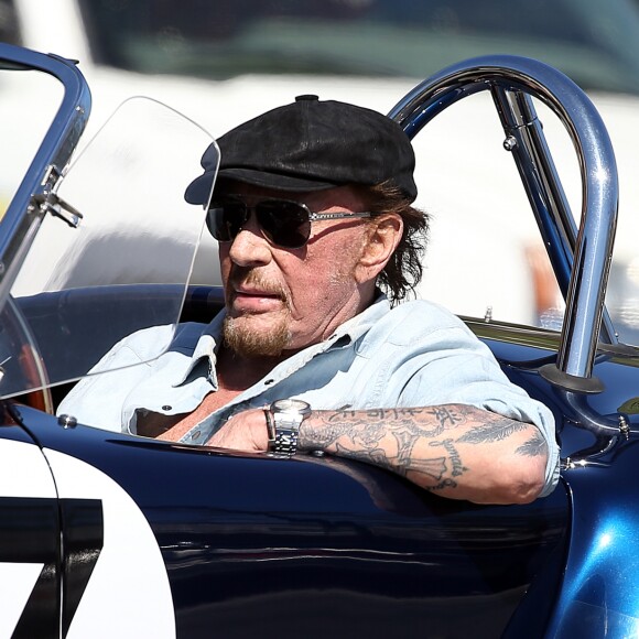 Johnny Hallyday accompagné de Maxim Nucci (Yodelice), arrive au restaurant "Soho House" à Malibu, au volant de son cabriolet AC Cobra marqué de son chiffre porte-bonheur, le numéro 7. Malibu, le 09 mars 2017.