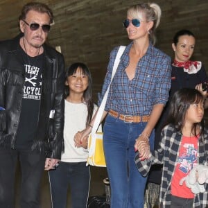 Exclusif - Johnny Hallyday repart en famille avec sa femme Laeticia, ses filles Jade et Joy et Elyette, la grand-mère de Laeticia à Saint-Barthélemy de l'aéroport Roissy Charles de Gaulle le 27 juillet 2016.