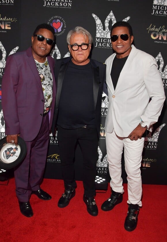 Giuseppe Zanotti, Tito et Jackie Jackson portant les sneakers Giuseppe Zanotti imaginées en hommage à Michael Jackson. A Las Vegas le 29 août 2018.