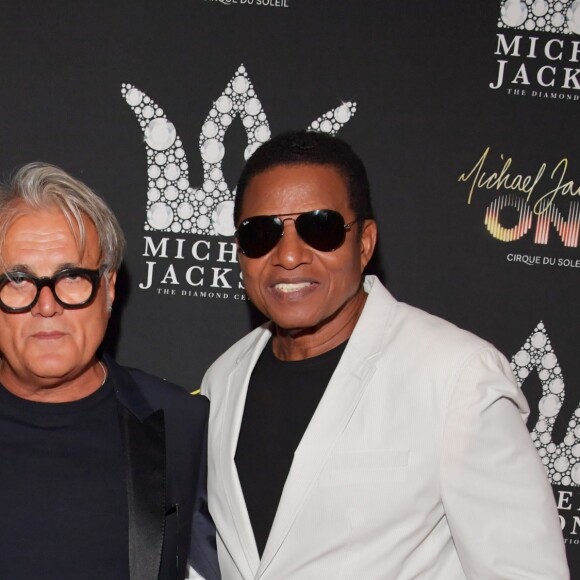 Giuseppe Zanotti, Tito et Jackie Jackson portant les sneakers Giuseppe Zanotti imaginées en hommage à Michael Jackson. A Las Vegas le 29 août 2018.