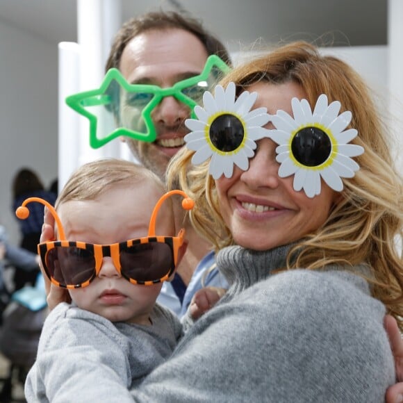 Exclusif - Ingrid Chauvin avec son mari Thierry Peythieu et leur fils Tom - Election du Bébé Cadum 2017 lors de la "Rigoladerie Cadum, la family party engagée" en présence des marraines et de l'association "Coeur a Coeur" à Paris le 4 février 2017. © Philippe Doignon / Bestimage