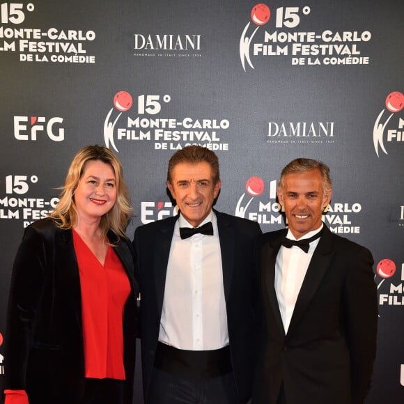 Paul Belmondo avec sa femme Luana et Ezio Greggio (créateur du festival) au photocall de la cérémonie de clôture de la 15ème édition du Monte-Carlo Film Festival de la Comédie, au Grimaldi Forum à Monaco, le 3 mars 2018. © Bruno Bebert/Bestimage