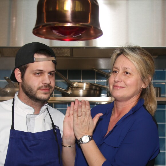 Exclusif - Alessandro Belmondo avec sa mère Luana Belmondo - Alessandro Belmondo, le fils de P. et L. Belmondo est chef cuisinier dans le nouveau restaurant "Il Cara Rosso" dont c'est l'inauguration ce jour, à Saint-Cloud le 31 janvier 2018. © Denis Guignebourg/Bestimage