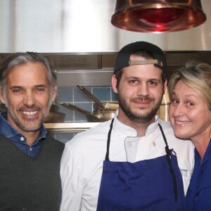 Exclusif - Alessandro Belmondo avec ses parents Paul et Luana Belmondo - Alessandro Belmondo, le fils de P. et L. Belmondo est chef cuisinier dans le nouveau restaurant "Il Cara Rosso" dont c'est l'inauguration ce jour, à Saint-Cloud le 31 janvier 2018. © Denis Guignebourg/Bestimage