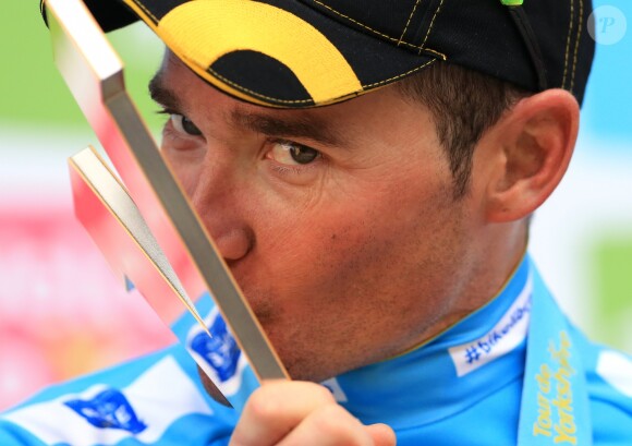 Thomas Voeckler avec le trophée du Tour du Yorkshire en mai 2016.