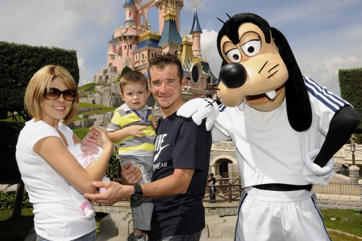 Photo : Thomas Voeckler et sa femme Julie à Disneyland Paris avec leurs  enfants Mahé et Lila, tout bébé, le 25 juillet 2011 après la fin du Tour de  France. - Purepeople