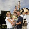 Thomas Voeckler et sa femme Julie à Disneyland Paris avec leurs enfants Mahé et Lila, tout bébé, le 25 juillet 2011 après la fin du Tour de France.
