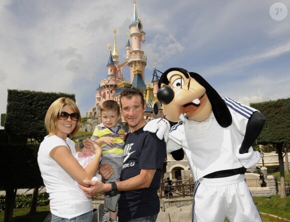 Thomas Voeckler et sa femme Julie à Disneyland Paris avec leurs enfants Mahé et Lila, tout bébé, le 25 juillet 2011 après la fin du Tour de France.
