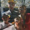Thomas Voeckler et sa femme Julie avec leurs enfants Mahé et Lila. La famille s'est agrandie le 19 octobre 2017 avec l'arrivée de Noha. Photo de profil Facebook Julie Voeckler datée de juillet 2017, à l'arrivée du dernier Tour de France de Thomas.
