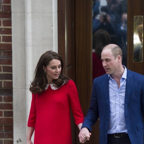 Le prince William et la duchesse Catherine de Cambridge avec leur fils le prince Louis Arthur Charles de Cambridge à la sortie de l'hôpital St Mary le 23 avril 2018