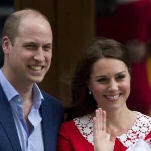 Le prince William et la duchesse Catherine de Cambridge avec leur fils le prince Louis Arthur Charles de Cambridge à la sortie de l'hôpital St Mary le 23 avril 2018