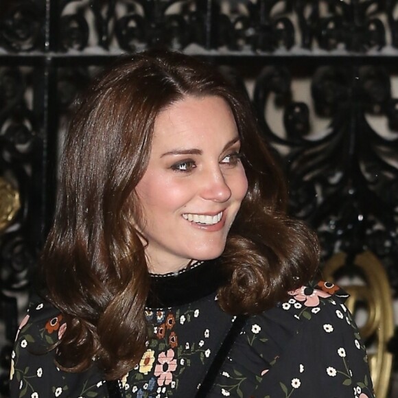 Catherine (Kate) Middleton, duchesse de Cambridge (enceinte), arrive sous la neige à la "National Portrait Gallery" à Londres, le 28 février 2018.