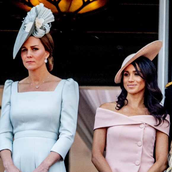 Meghan Markle en ensemble rose à boutons croisés et épaules dégagées, signé Carolina Herrera, à Londres, le 9 juin 2018.