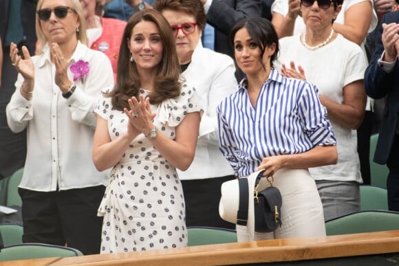 Catherine (Kate) Middleton, duchesse de Cambridge et Meghan Markle, duchesse de Sussex assistent au match de tennis Nadal contre Djokovic lors du tournoi de Wimbledon "The Championships", le 14 juillet 2018.