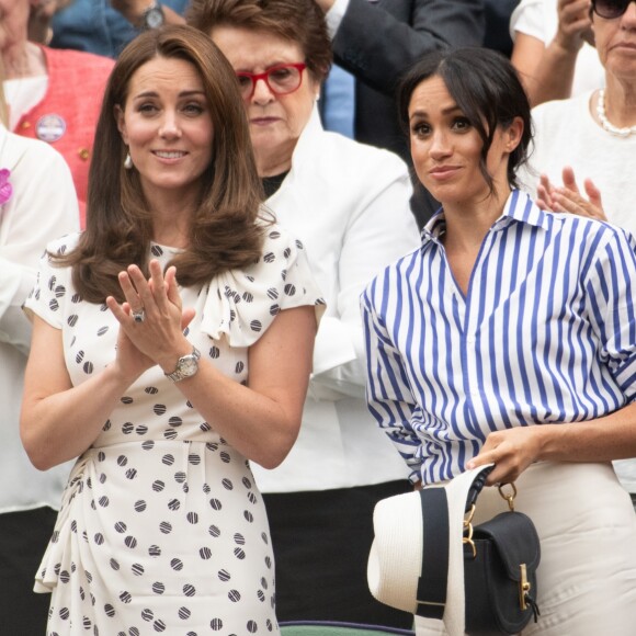 Catherine (Kate) Middleton, duchesse de Cambridge et Meghan Markle, duchesse de Sussex assistent au match de tennis Nadal contre Djokovic lors du tournoi de Wimbledon "The Championships", le 14 juillet 2018.