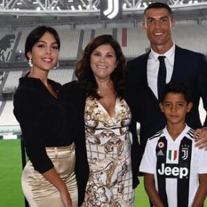 Cristiano Ronaldo avec sa compagne Georgian Rodriguez, sa maman Dolores et son fils aîné Cristiano Jr. lors de sa présentation officielle à la Juventus de Turin. Instagram, le 17 juillet 2018.