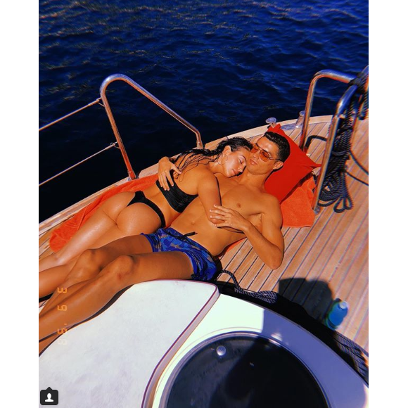 Cristiano Ronaldo câlin avec Georgina Rodriguez en Sardaigne le 3 septembre 2018.