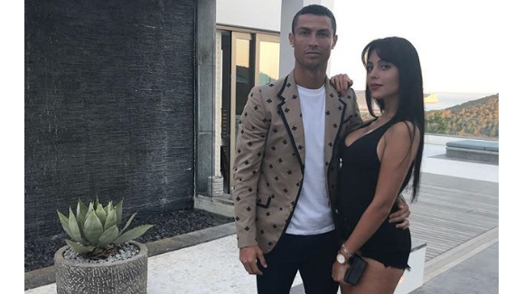 Cristiano Ronaldo câlin avec Georgina, en bikini échancré sur un bateau