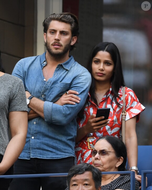 Freida Pinto et un inconnu en tribune lors du match de Serena Williams contre Kaia Kanepi à l'US Open au Billie Jean King center à New York le 2 septembre 2018.
