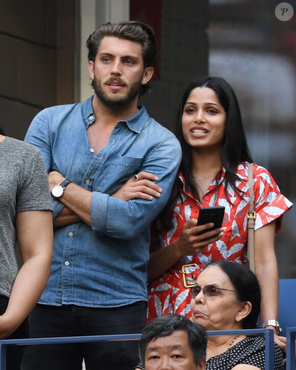 Freida Pinto et un inconnu en tribune lors du match de Serena Williams contre Kaia Kanepi à l'US Open au Billie Jean King center à New York le 2 septembre 2018.