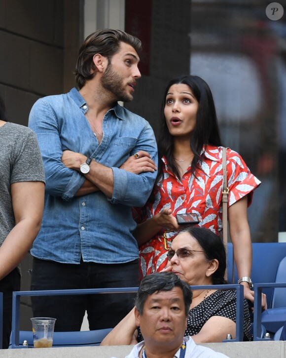 Freida Pinto et un inconnu en tribune lors du match de Serena Williams contre Kaia Kanepi à l'US Open au Billie Jean King center à New York le 2 septembre 2018.