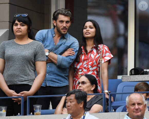 Freida Pinto et un inconnu en tribune lors du match de Serena Williams contre Kaia Kanepi à l'US Open au Billie Jean King center à New York le 2 septembre 2018.