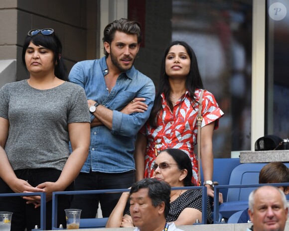 Freida Pinto et un inconnu en tribune lors du match de Serena Williams contre Kaia Kanepi à l'US Open au Billie Jean King center à New York le 2 septembre 2018.