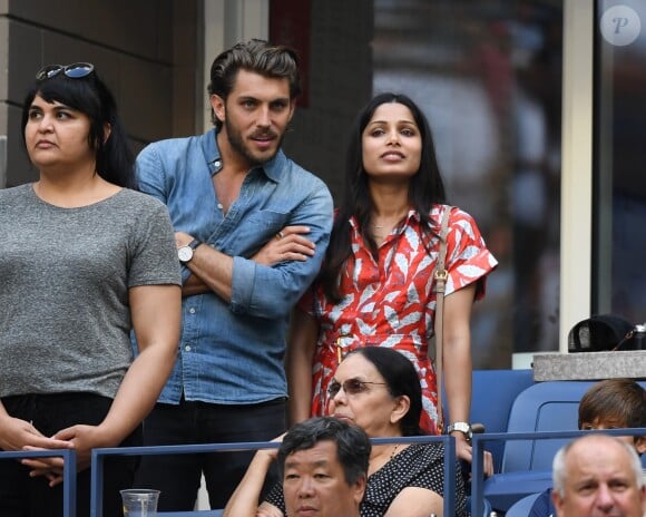 Freida Pinto et un inconnu en tribune lors du match de Serena Williams contre Kaia Kanepi à l'US Open au Billie Jean King center à New York le 2 septembre 2018.