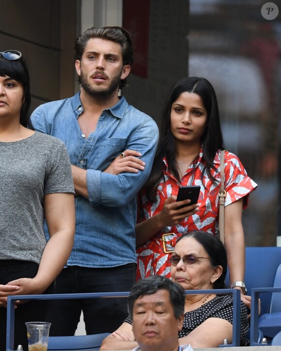 Freida Pinto et un inconnu en tribune lors du match de Serena Williams contre Kaia Kanepi à l'US Open au Billie Jean King center à New York le 2 septembre 2018.