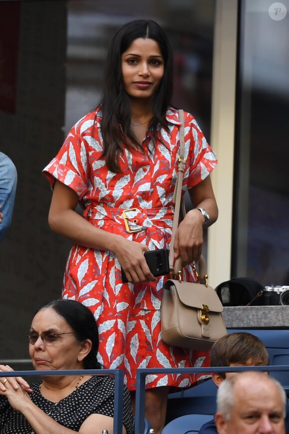 Freida Pinto et un inconnu en tribune lors du match de Serena Williams contre Kaia Kanepi à l'US Open au Billie Jean King center à New York le 2 septembre 2018.