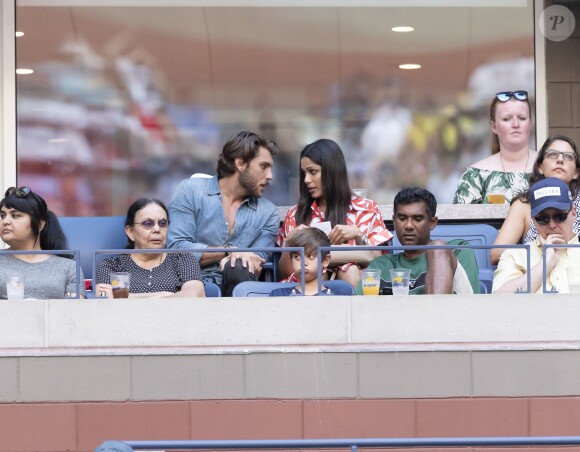 Freida Pinto et son compagnon en tribune lors du match de Serena Williams contre Kaia Kanepi à l'US Open au Billie Jean King center à New York le 2 septembre 2018.